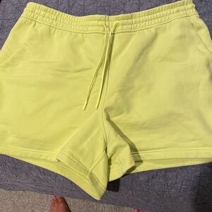 Lululemon loungeful high rise 4” short in electric lemon